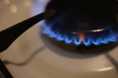 Yanan gaz ocağı, yemek pişirmek için mutfak ocağı.