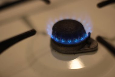 Yanan gaz ocağı, yemek pişirmek için mutfak ocağı.