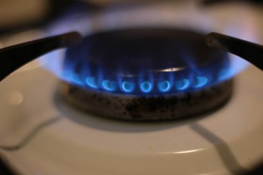 Yanan gaz ocağı, yemek pişirmek için mutfak ocağı.