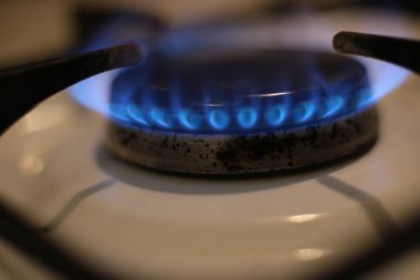 Yanan gaz ocağı, yemek pişirmek için mutfak ocağı.