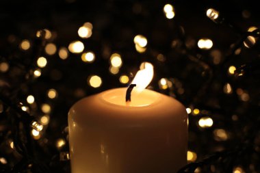  Alev beyazı mum arka plan ateşini yakar