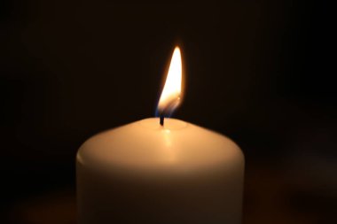  Alev beyazı mum arka plan ateşini yakar