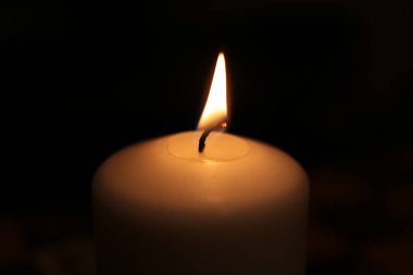  Alev beyazı mum arka plan ateşini yakar