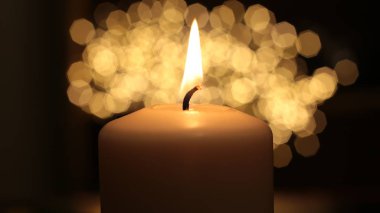  Alev beyazı mum arka plan ateşini yakar