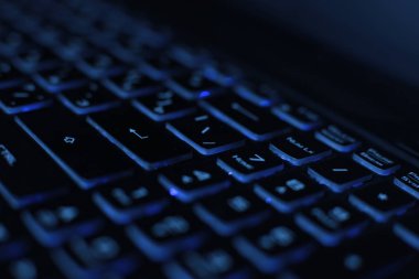 parlak çok renkli makro arkaplan titreşen video düğmesi siyah dizüstü bilgisayar klavye teknolojisi titreşimi