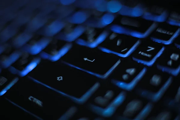 明亮的彩色宏背景闪烁视频按钮黑色笔记本电脑键盘技术闪烁 — 图库照片