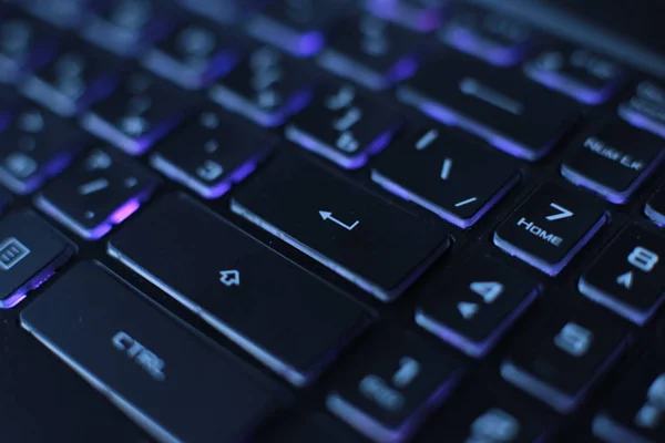 明亮的彩色宏背景闪烁视频按钮黑色笔记本电脑键盘技术闪烁 — 图库照片