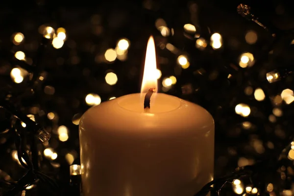 Flamme Weiße Runde Kerze Brennt Hintergrundfeuer — Stockfoto