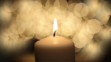 Tebrik kartı makro alevi. Mumlar arka plan yanar.