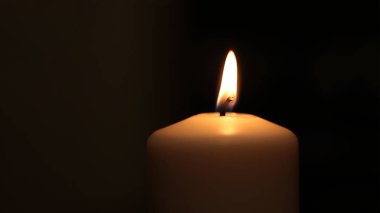 Tebrik kartı makro alevi. Mumlar arka plan yanar.