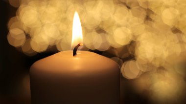 Tebrik kartı makro alevi. Mumlar arka plan yanar.