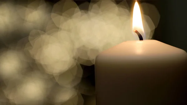 Tebrik kartı makro alevi. Mumlar arka plan yanar.