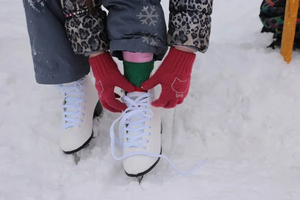 Woman Legs Wearing White Leather Skates Training Frosen Snowy Skating — Stock Photo, Image