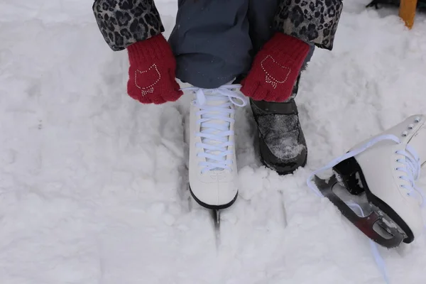 Woman Legs Wearing White Leather Skates Training Frosen Snowy Skating — Stockfoto