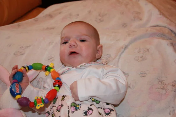Rosto Pequeno Bebê Peitoral — Fotografia de Stock