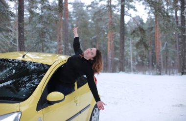 genç kız bir kış yürüyüş