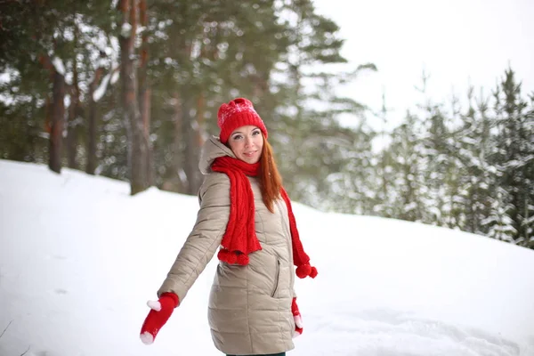 Młoda Dziewczyna Zimowy Spacer — Zdjęcie stockowe
