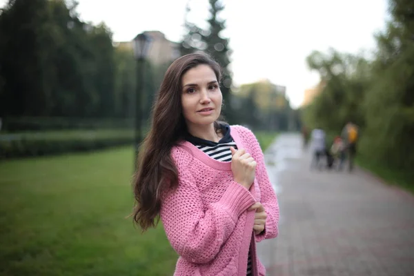 Retrato Una Hermosa Mujer Con Pelo Largo Negro — Foto de Stock