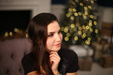 Komik ve komik kız pozitif ruh halinde.