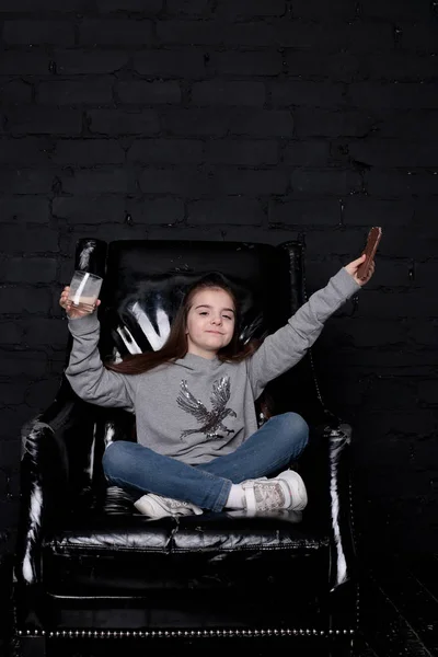 Κορίτσι Μακριά Μαλλιά Γκρι Κουκούλα Μια Μεγάλη Μαύρη Πολυθρόνα Στο — Φωτογραφία Αρχείου
