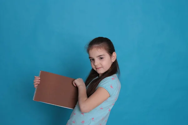 明るい色の背景に記録するための8歳の女の子と紙フリースペースの色のシート — ストック写真