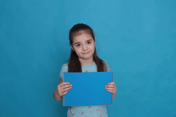 Χαρούμενη Αγαπημένη Κοπέλα Οκτώ Ετών Και Ένα Χρωματιστό Φύλλο Χαρτιού — Φωτογραφία Αρχείου