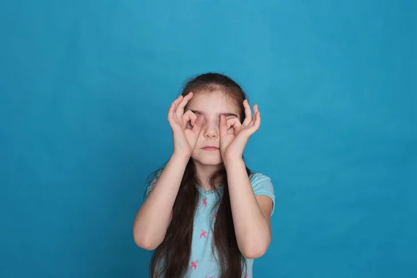 Liebende Glückliche Mädchen Mit Langen Haaren Einer Großen Fröhlichen Stimmung — Stockfoto