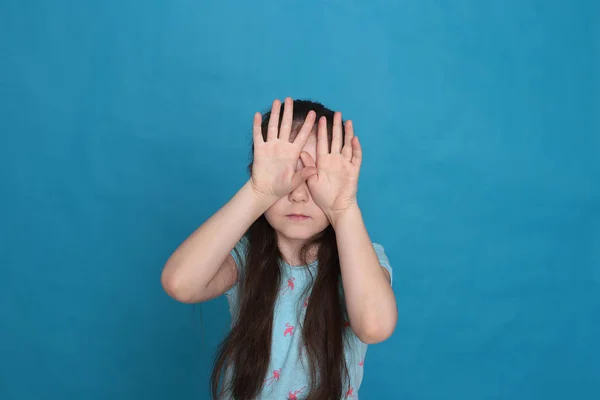 Liebende Glückliche Mädchen Mit Langen Haaren Einer Großen Fröhlichen Stimmung — Stockfoto