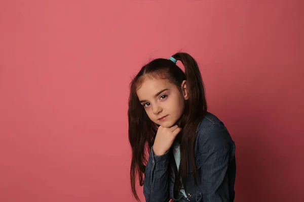 Menina Feliz Amorosa Com Cabelos Longos Ótimo Humor Alegre Fundo — Fotografia de Stock