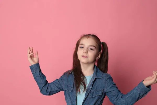 Menina Feliz Amorosa Com Cabelos Longos Ótimo Humor Alegre Fundo — Fotografia de Stock