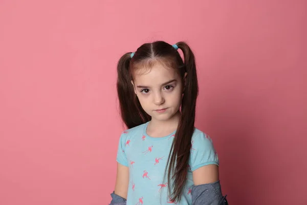 Menina Feliz Amorosa Com Cabelos Longos Ótimo Humor Alegre Fundo — Fotografia de Stock