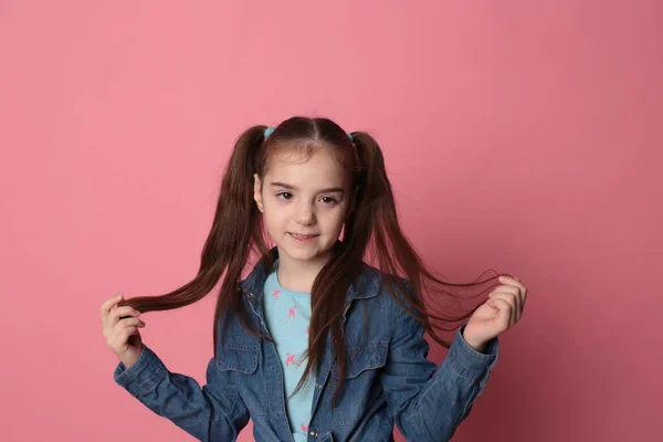 Menina Feliz Amorosa Com Cabelos Longos Ótimo Humor Alegre Fundo — Fotografia de Stock