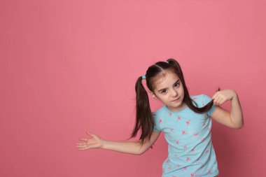 Uzun saçlı, neşeli, neşeli ve parlak bir geçmişi olan mutlu kızı sevmek.