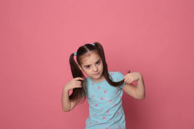 Uzun saçlı, neşeli, neşeli ve parlak bir geçmişi olan mutlu kızı sevmek.
