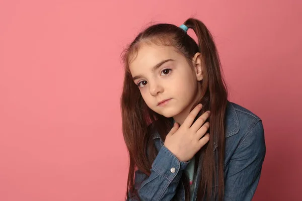 Menina Feliz Amorosa Com Cabelos Longos Ótimo Humor Alegre Fundo — Fotografia de Stock