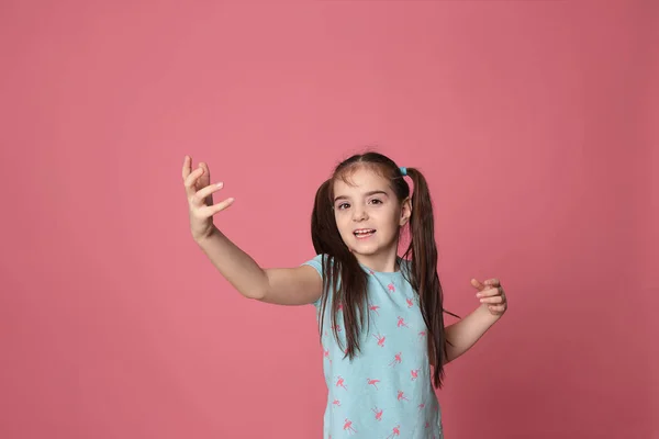 Menina Sorridente Feliz Com Duas Caudas Cabelo Longo Ótimo Humor — Fotografia de Stock