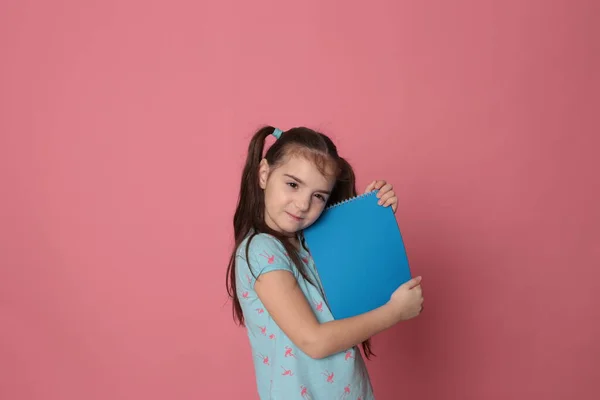 Chica Divertida Ocho Años Edad Una Hoja Color Papel Espacio — Foto de Stock