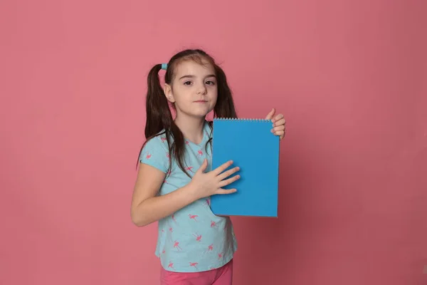 Menina Engraçada Oito Anos Idade Uma Folha Papel Colorido Espaço — Fotografia de Stock