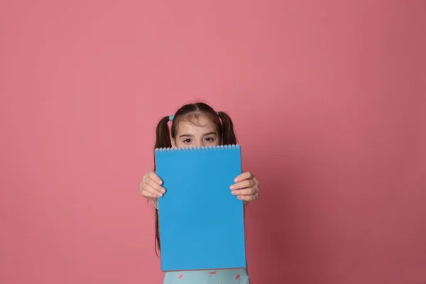 Menina Engraçada Oito Anos Idade Uma Folha Papel Colorido Espaço — Fotografia de Stock