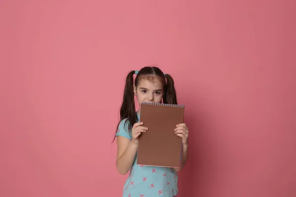 Menina Engraçada Oito Anos Idade Uma Folha Papel Colorido Espaço — Fotografia de Stock
