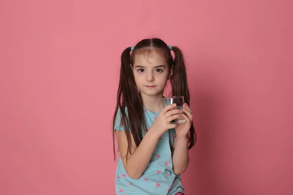 Uma Menina Bonita Oito Anos Bebe Água Vidro Transparente Fundo — Fotografia de Stock