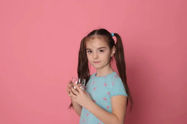 Ένα Όμορφο Κορίτσι Οκτώ Ετών Πίνει Νερό Από Διάφανο Γυαλί — Φωτογραφία Αρχείου