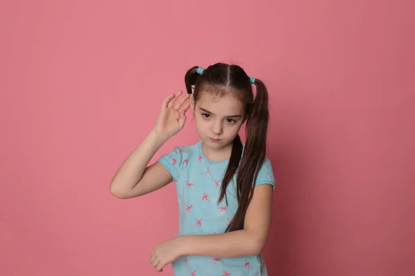 Amando Menina Sorridente Feliz Com Dois Rabo Cavalo Cabelo Longo — Fotografia de Stock