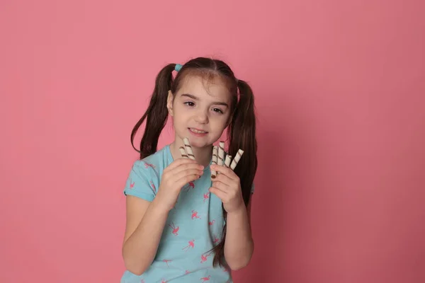 Amando Menina Sorridente Feliz Com Dois Rabo Cavalo Cabelo Longo — Fotografia de Stock