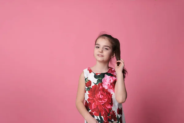 Niña Sonriente Ocho Años Hermoso Vestido Sobre Fondo Rosa Alegre — Foto de Stock