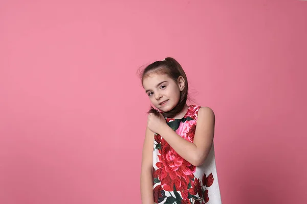 Menina Sorridente Oito Anos Idade Belo Vestido Fundo Rosa Alegre — Fotografia de Stock