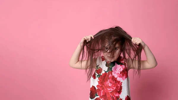 Menina Sorridente Oito Anos Idade Belo Vestido Fundo Rosa Alegre — Fotografia de Stock