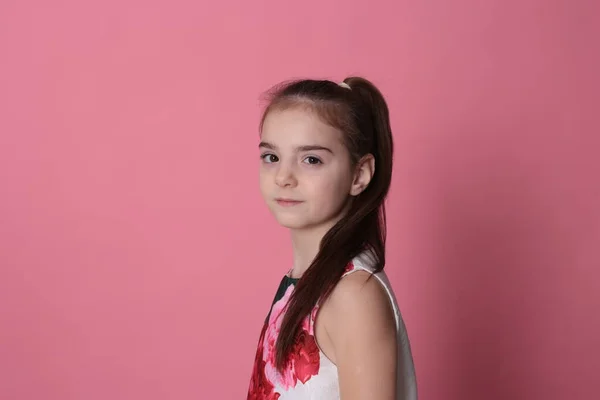 Uśmiechnięta Dziewczyna Osiem Lat Pięknej Sukience Różowym Tle Radosny Wiosenny — Zdjęcie stockowe