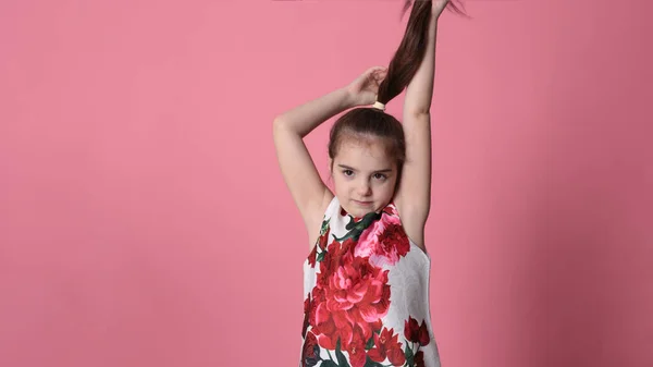 Lächelndes Mädchen Von Acht Jahren Einem Schönen Kleid Auf Rosa — Stockfoto