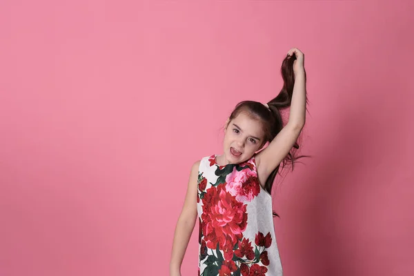 Улыбающаяся Девушка Восьми Лет Красивом Платье Розовом Фоне Радостное Весеннее — стоковое фото